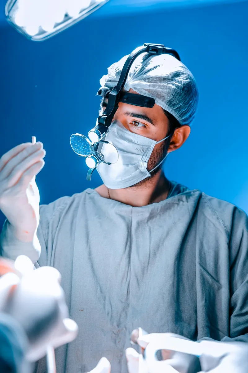 جرّاح بنظارات التكبير أثناء عملية